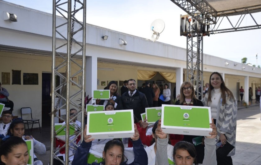 autoridades del Ministerio de Educación en acto de entrega de notebooks en Loreto