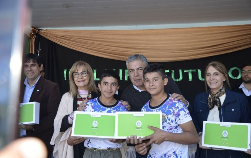 Ministra de Educación en entrega de notebooks