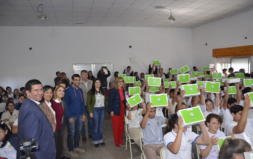 Entrega netbooks del programa Incluir Futuro a estudiantes de Saladas y Santa Ana