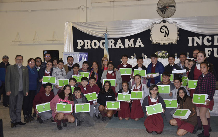 Entrega netbooks del programa Incluir Futuro a estudiantes de Saladas y Santa Ana