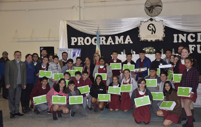 Entrega netbooks del programa Incluir Futuro a estudiantes de Saladas y Santa Ana