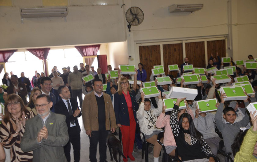 Entrega netbooks del programa Incluir Futuro a estudiantes de Saladas y Santa Ana