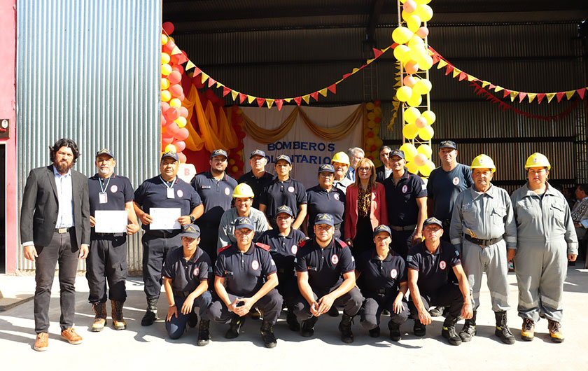 Ministra de educación y bomberos voluntarios