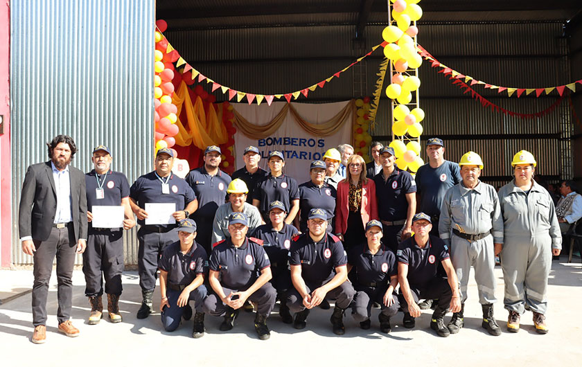 Ministra de educación y bomberos voluntarios