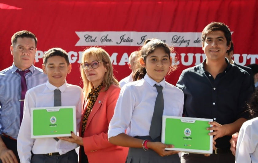 Ministra de Educación entregando netbook a alumna