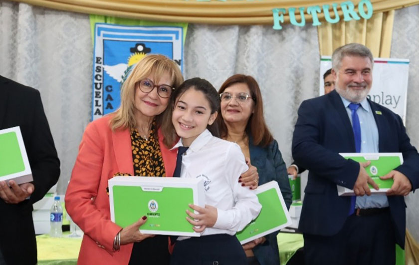 Ministra de Educación entregando netbook a alumna