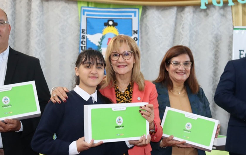 Ministra de Educación entregando netbook a alumna