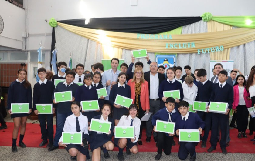 alumnos con sus netbooks