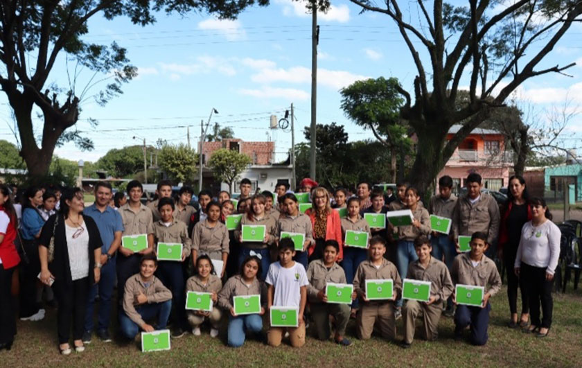 alumnos con sus netbooks