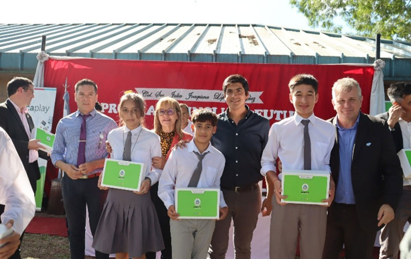 Ministra de Educación entregando netbook a alumnos