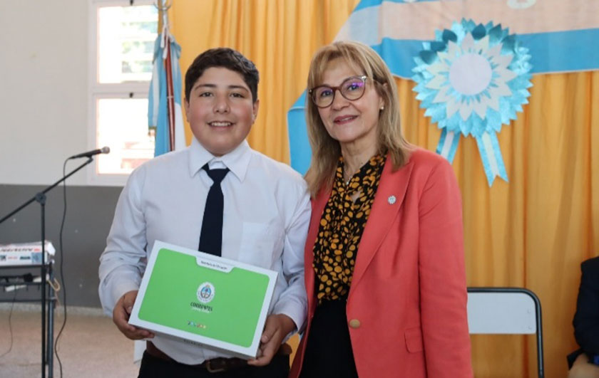 Ministra de Educación entregando netbook a alumno