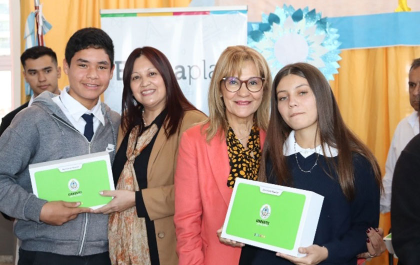 Ministra de Educación entregando netbook a alumna