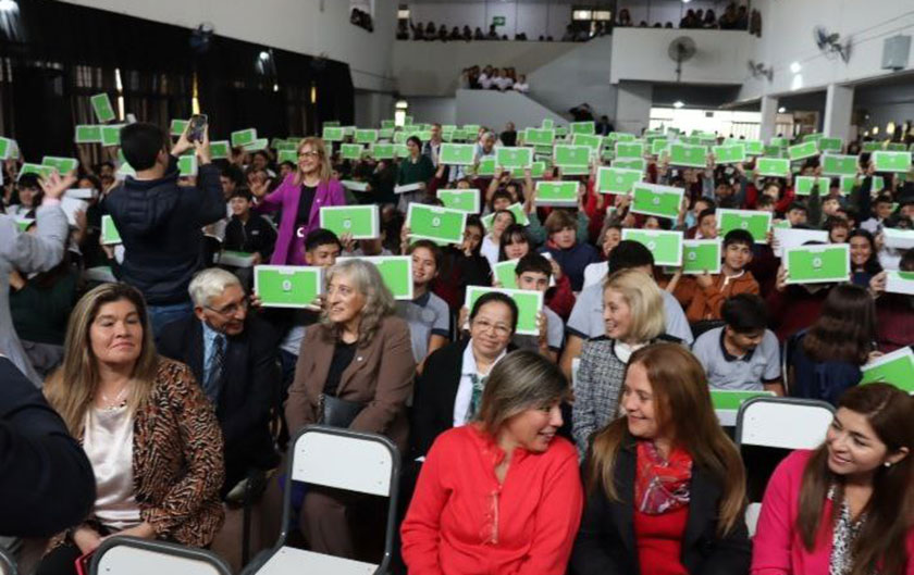 autoridades y alumnos con sus notebooks