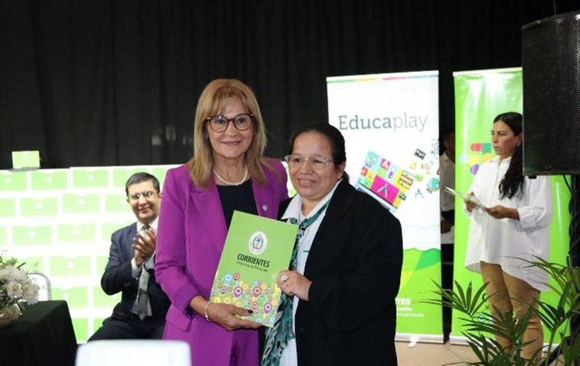 Entrega de notebooks a estudiantes de Curuzú Cuatiá y Cazadores Correntinos