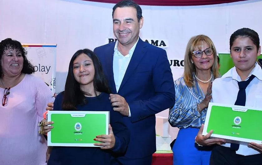 Ministra y Gobernador en acto de entrega de netbooks