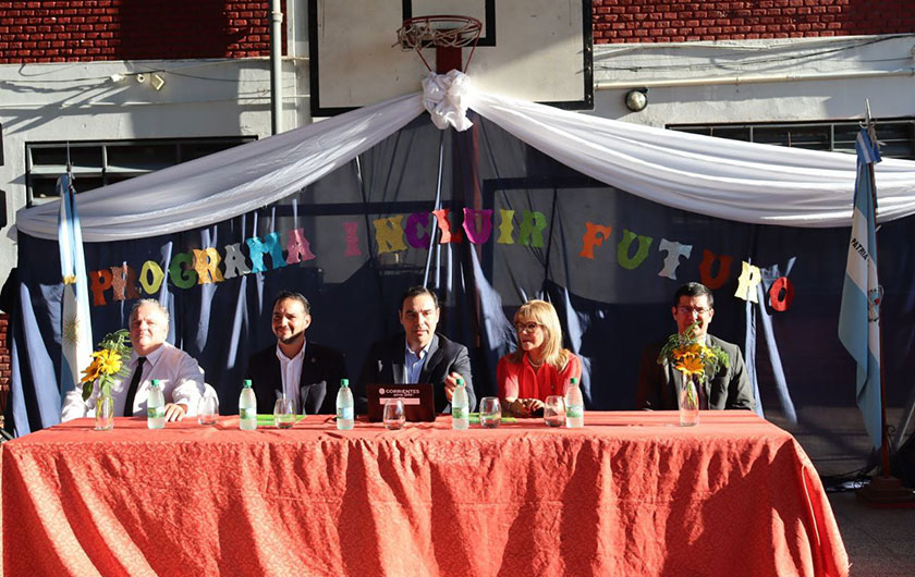 autoridades del Ministerio de Educación en entrega de netbooks