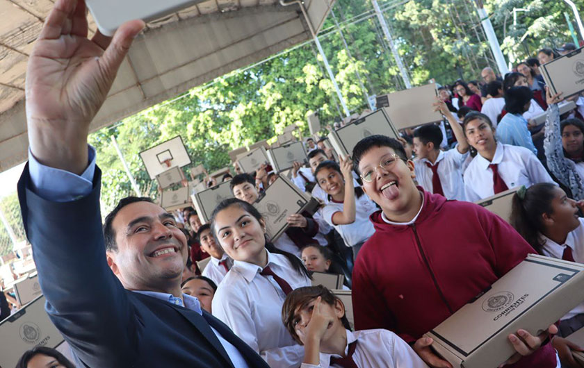 Gobernador Valdés con alumnos