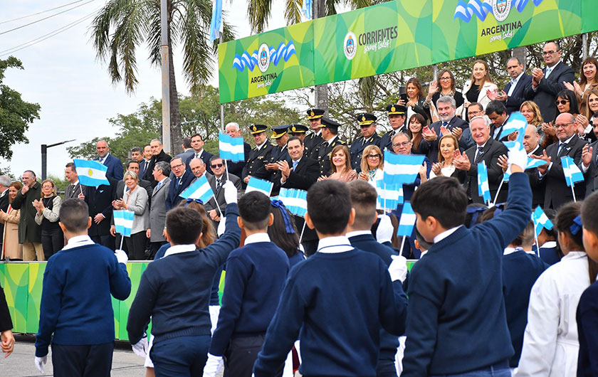 autoridades del Ministerio de Educación en acto por el día de la Bandera