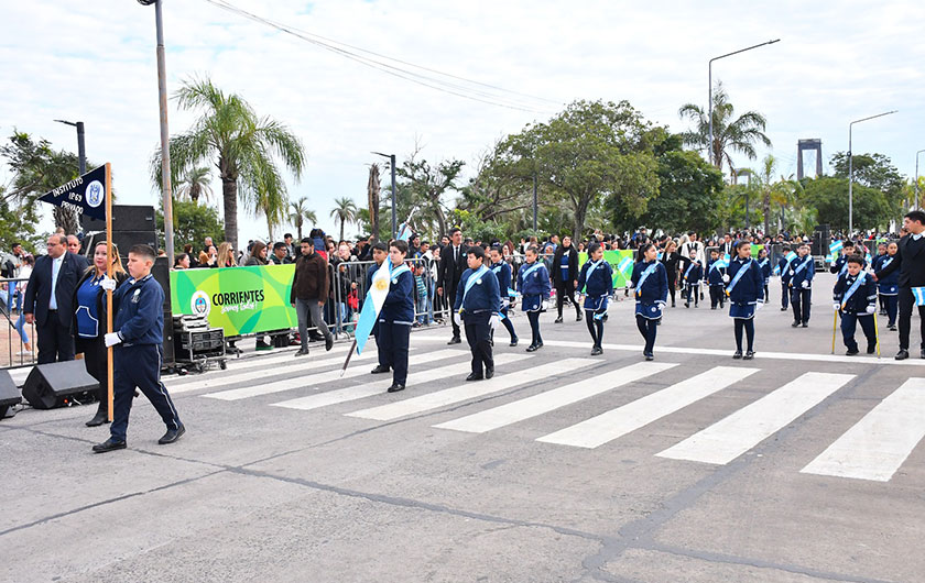 alumnos desfilando en el acto por el Día de la Bandera