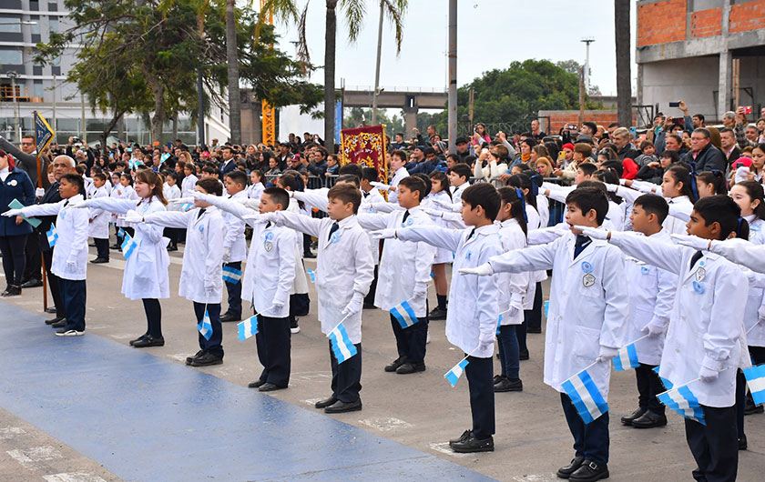 alumnos en la Promesa a la Bandera