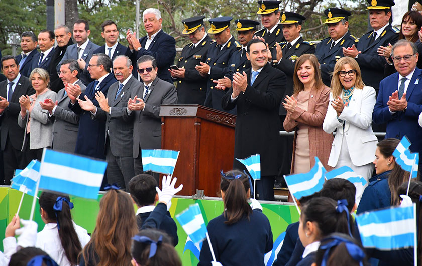 autoridades del Ministerio de Educación en acto por el día de la Bandera