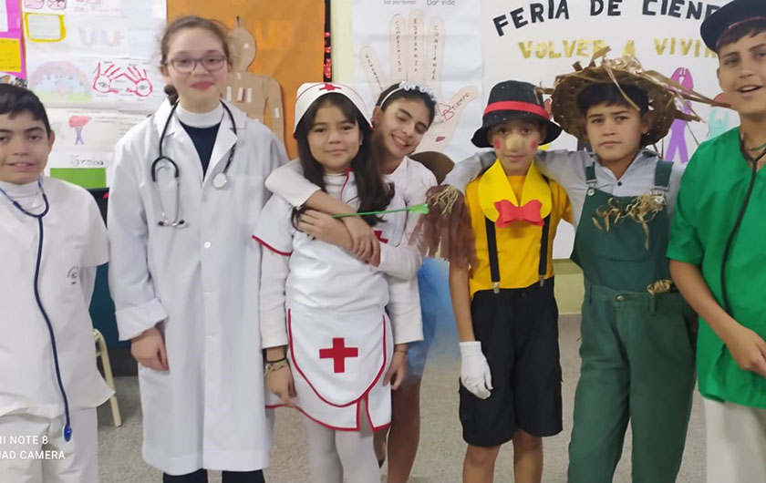 alumnos en feria de ciencias en sanidad escolar