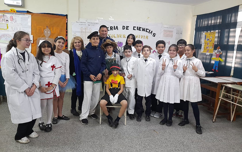 alumnos en feria de ciencias en sanidad escolar