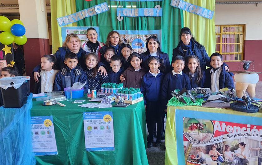 alumnos en feria de ciencias en sanidad escolar