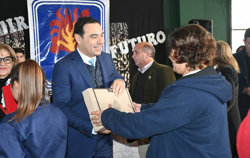 Gobernador Valdés entregando notebook