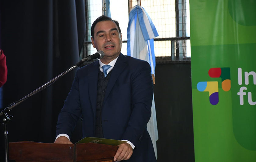 Gobernador Valdés en acto de entrega de notebook