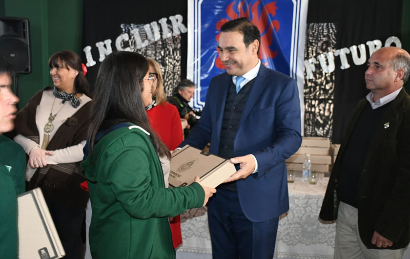 Gobernador Valdés entregando notebook a alumna