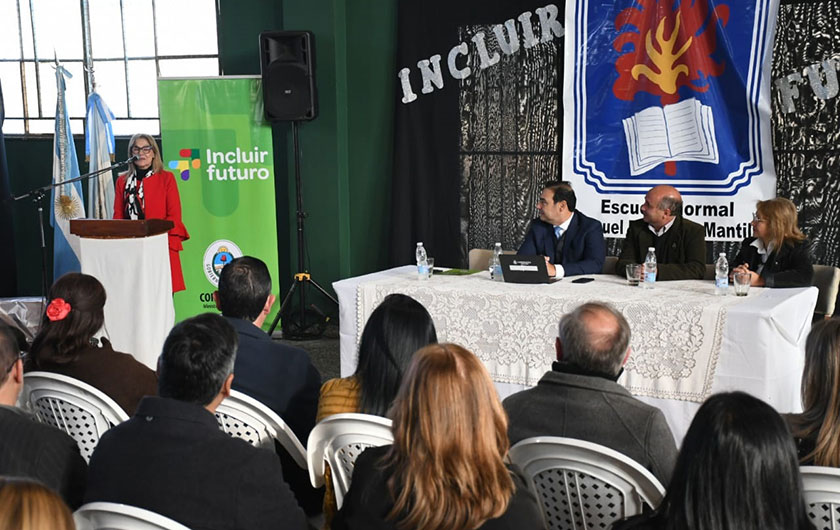 Ministra de Educación y autoridades en acto de Incluir Futuro