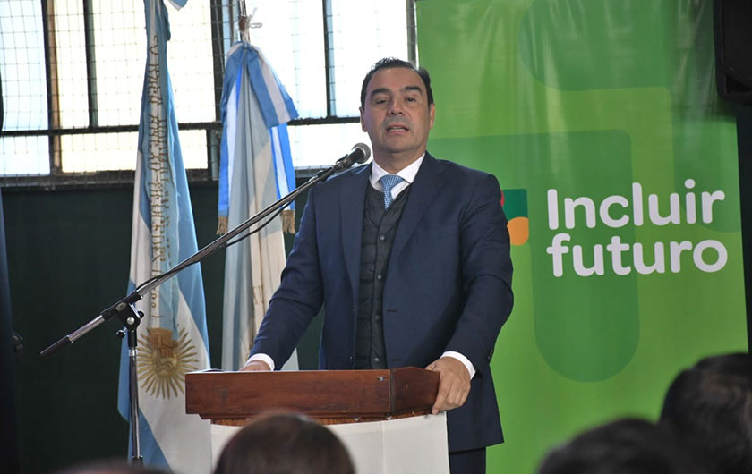 Gobernador Valdés en acto de entrega de notebook