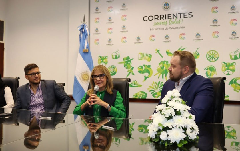 La ministra de Educación Práxedes López y el apoderado de la empresa Tipoiti Sociedad Anónima