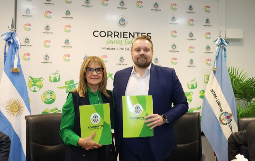 La ministra de Educación Práxedes López y el apoderado de la empresa Tipoiti Sociedad Anónima