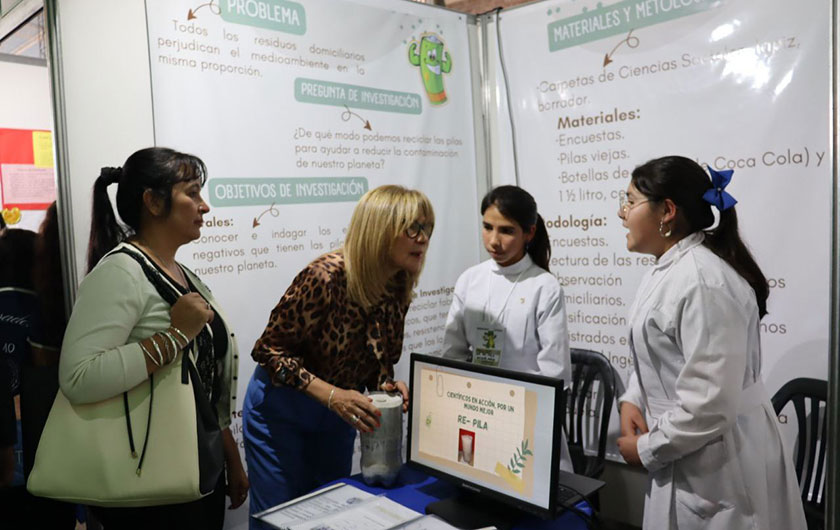 alumnos y Ministra de Educación en Feria Provincial de Ciencia y Tecnología