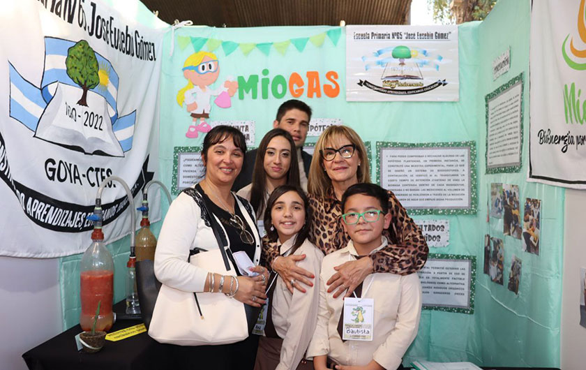 alumnos y Ministra de Educación en Feria Provincial de Ciencia y Tecnología