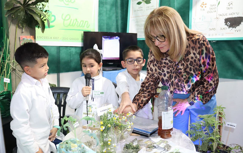 alumnos y Ministra de Educación en Feria Provincial de Ciencia y Tecnología