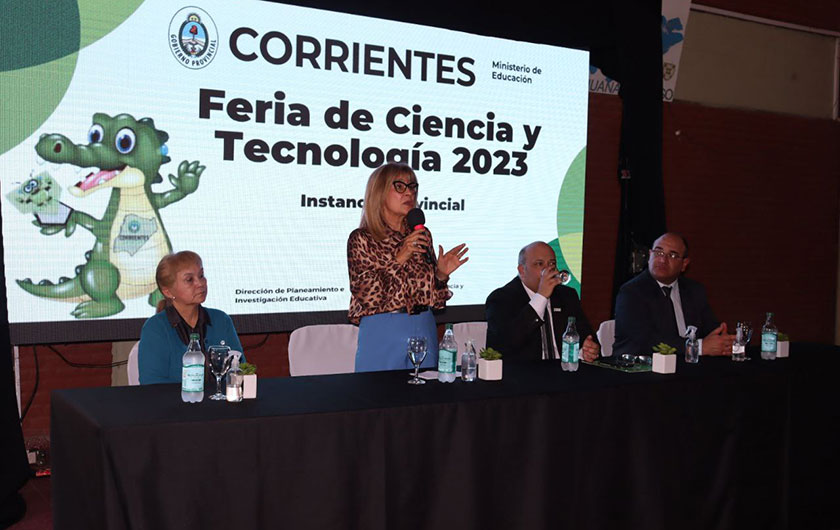 Práxedes López junto a autoridades en Feria de Ciencias y Tecnologías