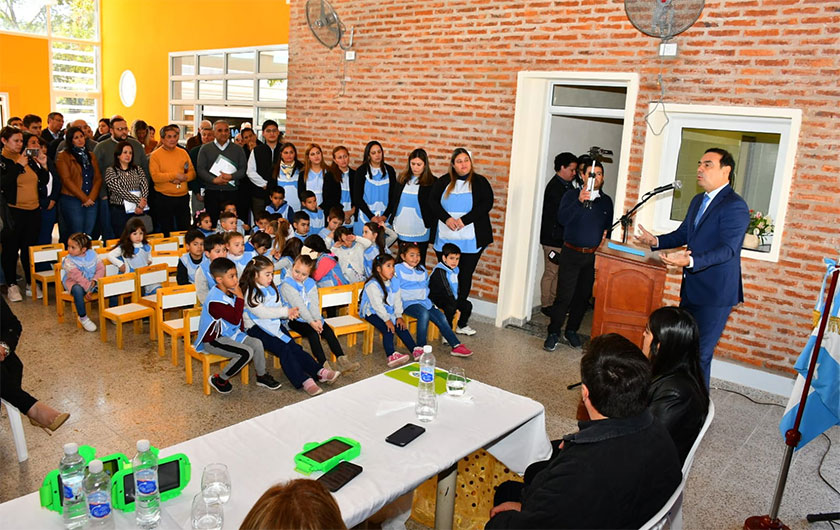 Gobernador Valdés en inauguración de Jardín