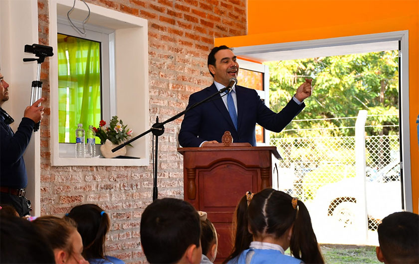 Gobernador Valdés en inauguración de Jardín