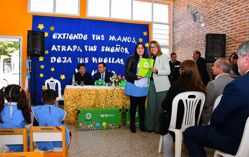 Ministra de Educación con maestra de jardín de infantes