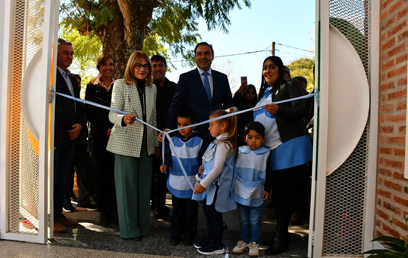 Ministra de Educación inaugurando un jardín