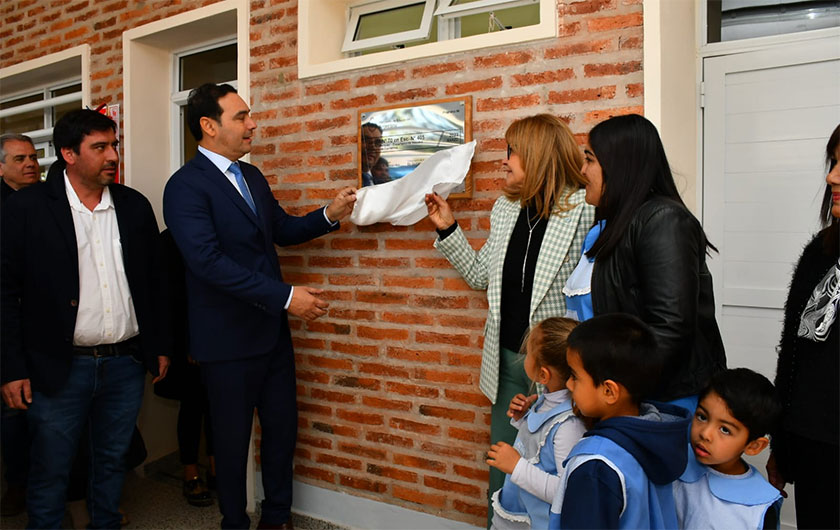 Valdés y Práxedes López descubriendo placa