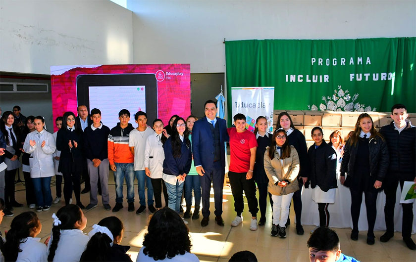 Gobernador Valdés con alumnos