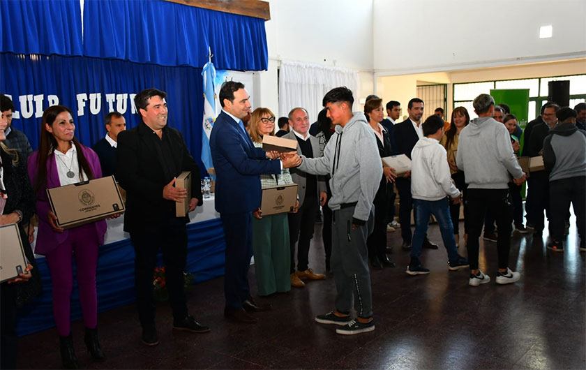 Valdés en entrega de noteboks