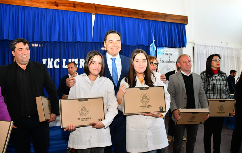 Valdés y alumnas con sus notebooks