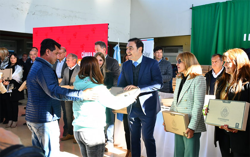 Ministra y Gobernador entregando notebooks