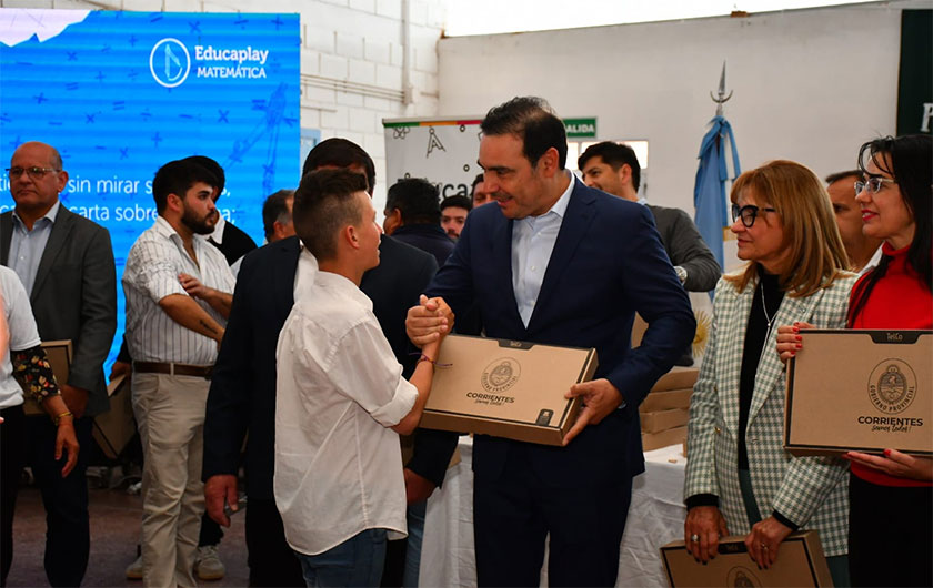 Gobernador saludando a alumno