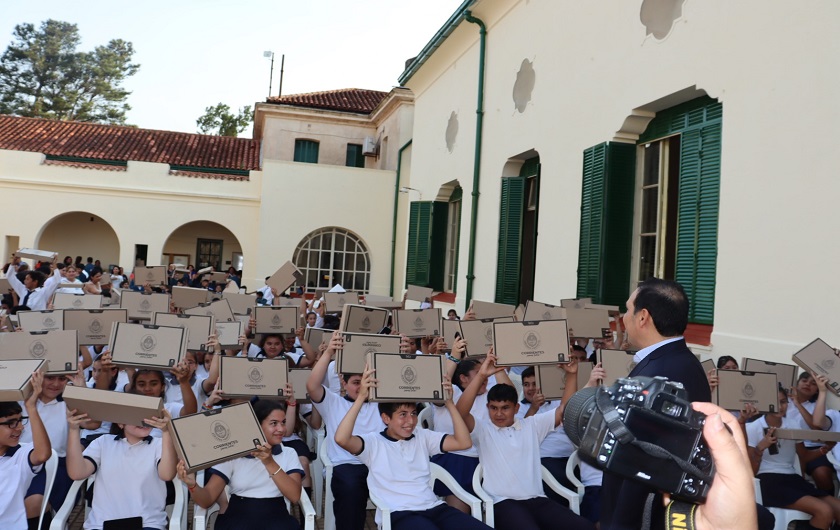 alumnos con sus notebooks